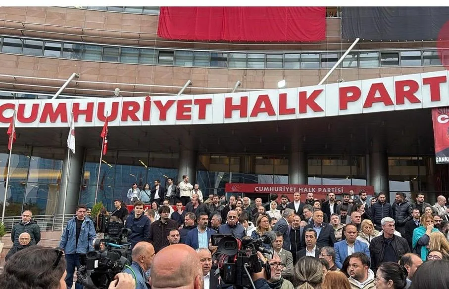 CHP’DE KRİTİK DÖNEMEÇ: MAHKEME KARARI UYGULANMIYOR, EMNİYET DEVREDE
