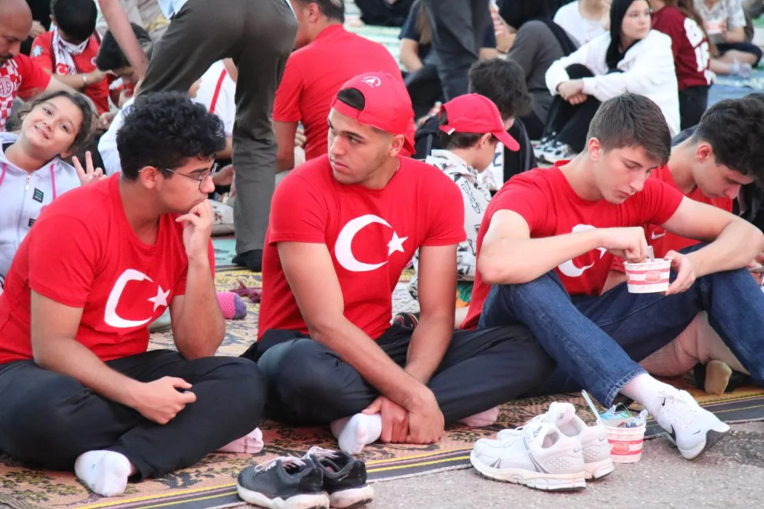 ANTALYA'DA MİLLİ MAÇ HEYECANI SABAH NAMAZI VE ÇORBA İKRAMIYLA BAŞLADI