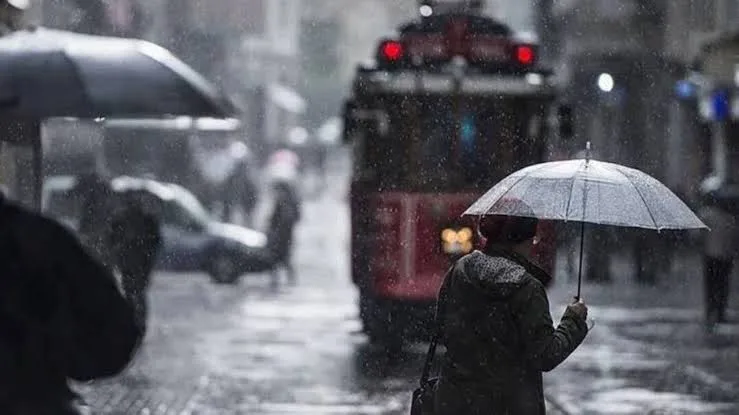 İstanbul İçin AKOM'dan Sağanak Yağış ve Sıcaklık Düşüşü Uyarısı