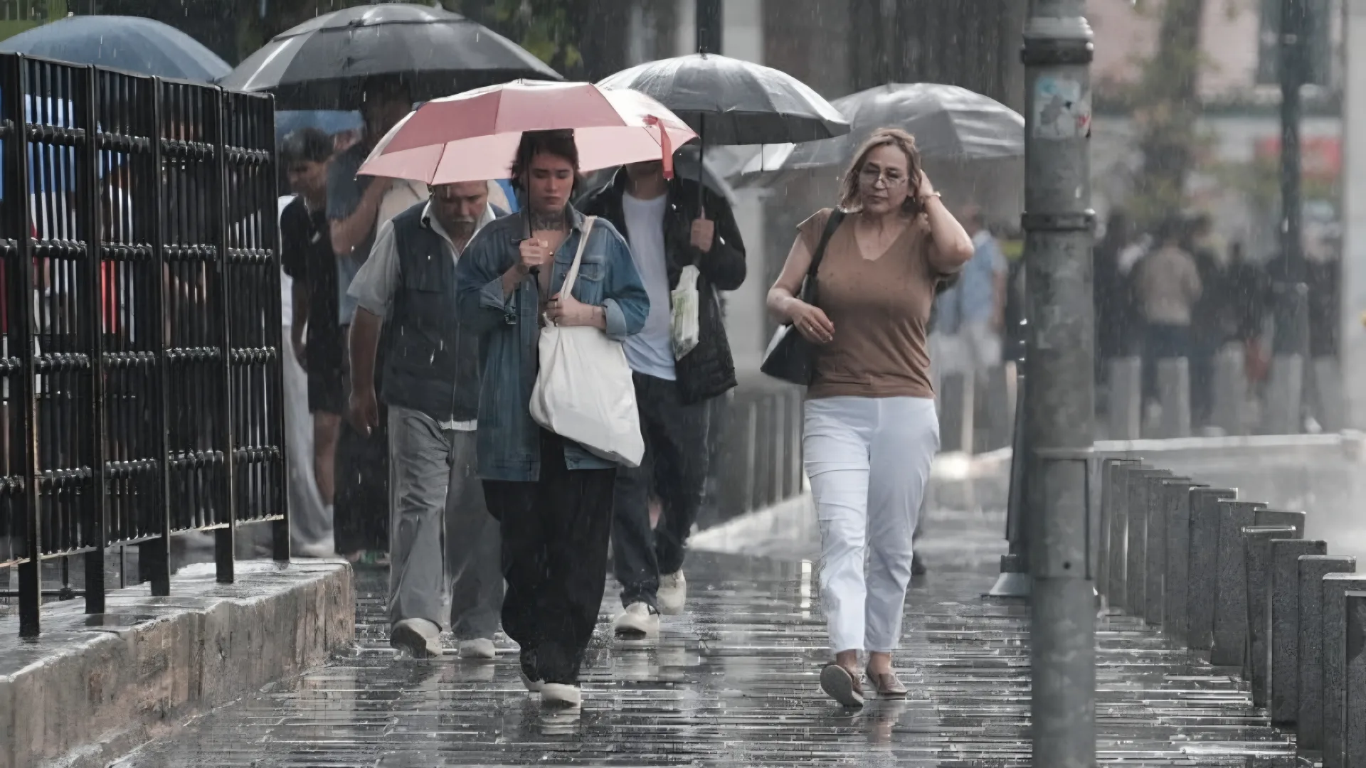 AKOM’dan İstanbul İçin Kritik Uyarı: Sağanak, Fırtına ve Ani Sıcaklık Düşüşü Kapıda!