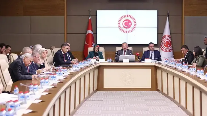 TBMM Komisyonu'nda "Bireysel Silahlanma" ve "Okul Güvenliği" Alarmı: Vekillerden Sıkı Sınırlandırma Çağrısı