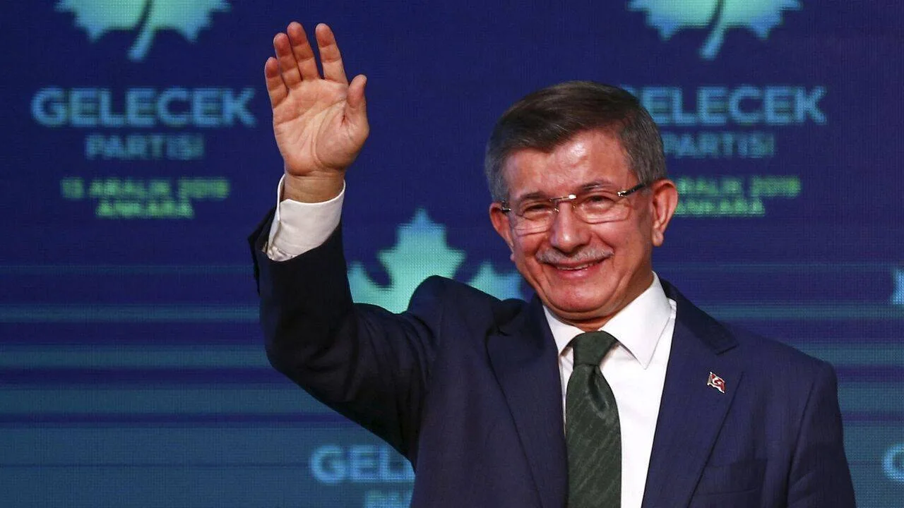 Ahmet Davutoğlu'ndan Özgür Özel'in 'Yeni Parti' İddialarına Yanıt: "Tavsiyemiz Ortak Paydada Buluşmak"